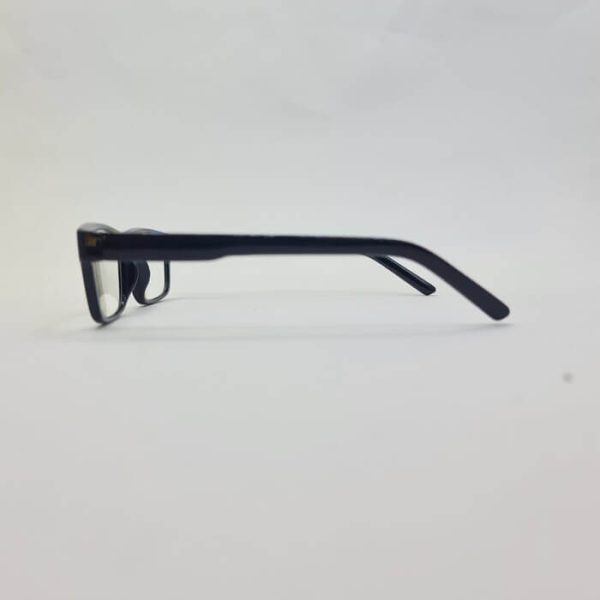 عکس از عینک مطالعه با نمره +4. 00 با فریم مشکی و مستطیلی شکل مدل fh631