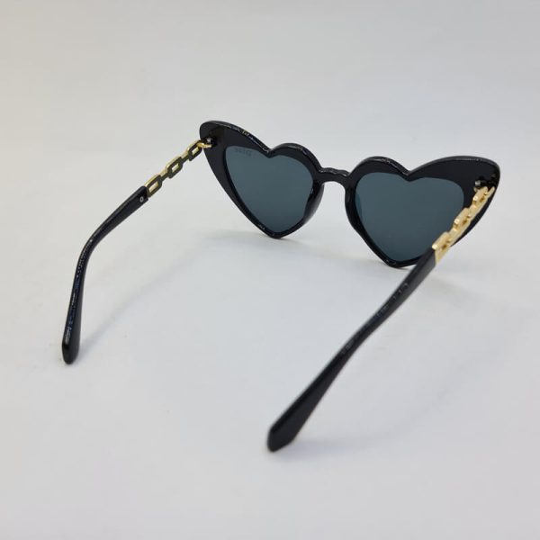 عکس از عینک آفتابی فانتزی با فریم قلبی مشکی رنگ برند دیور مدل 301