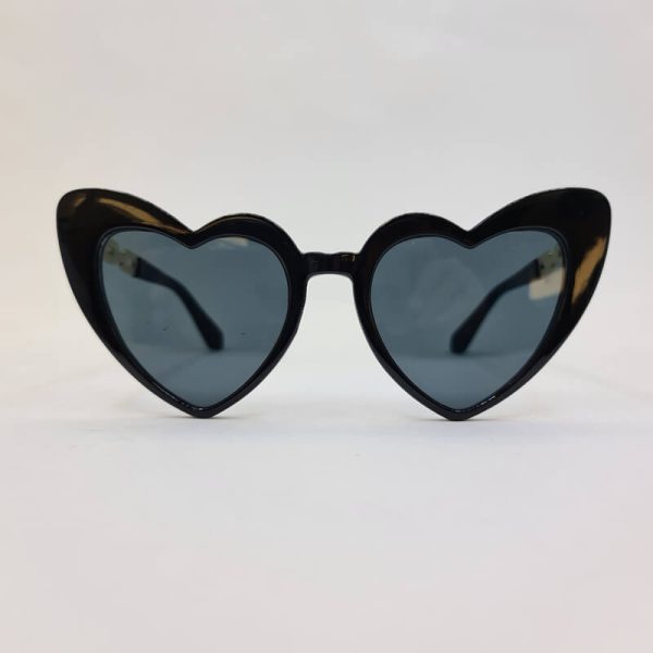 عکس از عینک آفتابی فانتزی با فریم قلبی مشکی رنگ برند دیور مدل 301