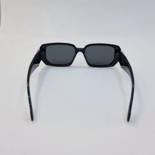 عکس از عینک آفتابی با دسته سه بعدی و فریم مستطیلی مشکی برند پرادا مدل 3780