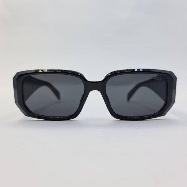 عکس از عینک آفتابی با دسته سه بعدی و فریم مستطیلی مشکی برند پرادا مدل 3780