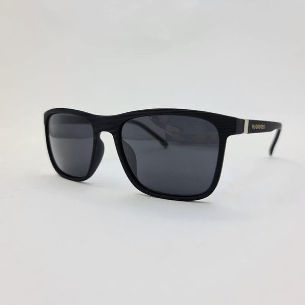 عکس از عینک آفتابی پلاریزه مشکی رنگ با فریم مستطیلی برند hugo boss هوگو باس مدل 9529