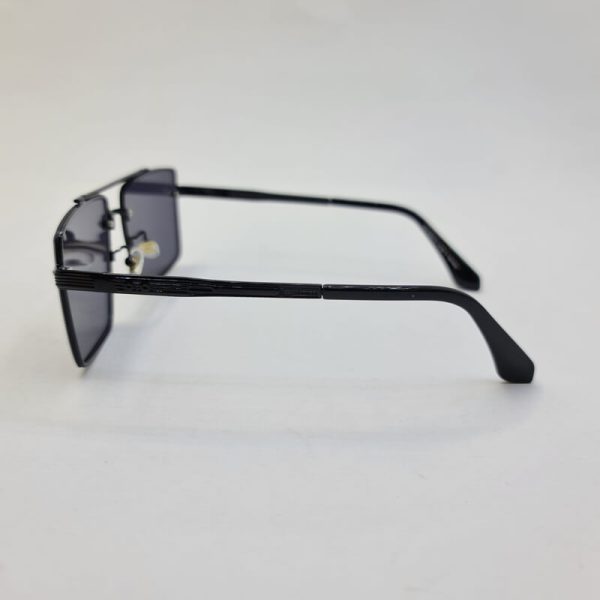 عکس از عینک آفتابی میباخ با فریم مشکی و مربعی شکل و عدسی تیره مدل 10473