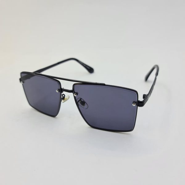 عکس از عینک آفتابی میباخ با فریم مشکی و مربعی شکل و عدسی تیره مدل 10473