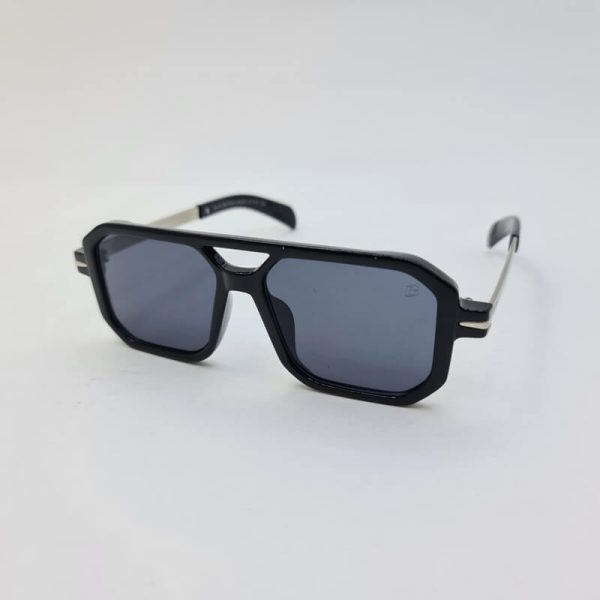 عکس از عینک آفتابی دیوید بکهام با فریم مشکی رنگ و عدسی تیره مدل d22845