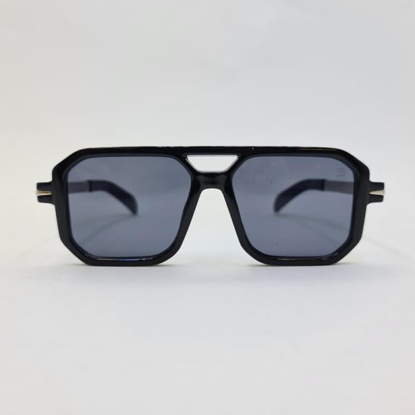 عکس از عینک آفتابی دیوید بکهام با فریم مشکی رنگ و عدسی تیره مدل d22845
