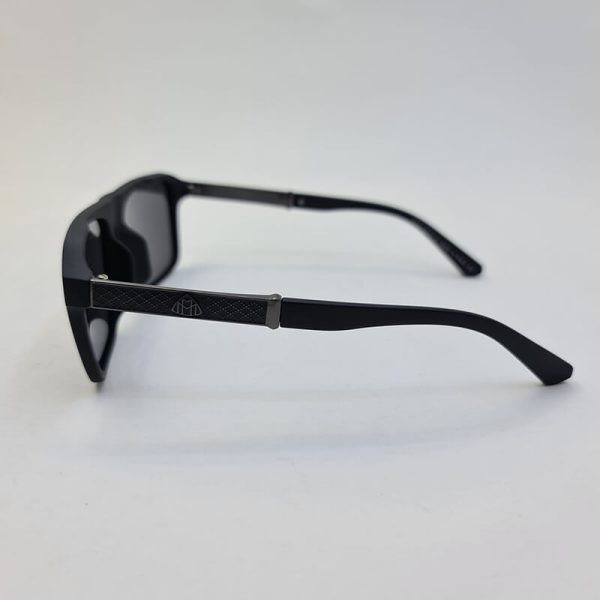 عکس از عینک آفتابی پلاریزه برند maybach با فریم مشکی مات و لنز تیره مدل d22814p