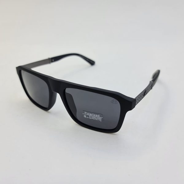 عکس از عینک آفتابی پلاریزه برند maybach با فریم مشکی مات و لنز تیره مدل d22814p