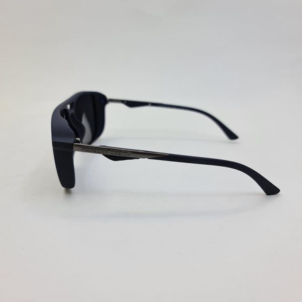 عکس از عینک آفتابی پورشه دیزاین یا فریم کائوچو سرمه ای رنگ و عدسی پلاریزه و دو پل بینی مدل p905