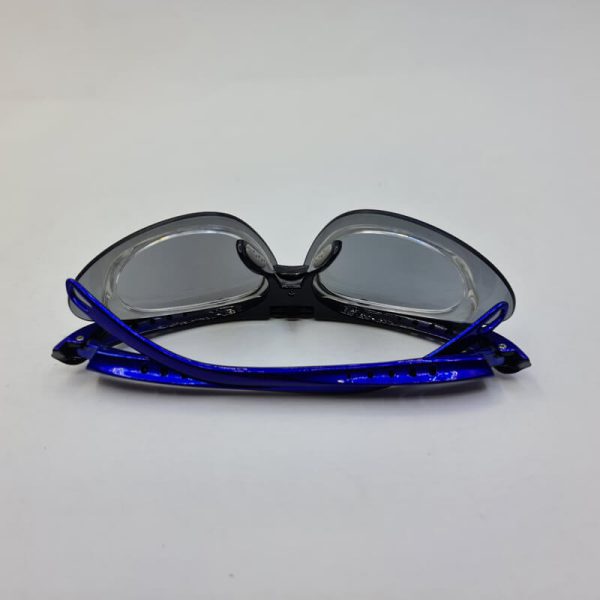 عکس از عینک ورزشی با فریم آبی و عدسی دودی به همراه فریم طبی مدل 105