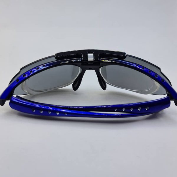 عکس از عینک ورزشی با فریم آبی و عدسی دودی به همراه فریم طبی مدل 105