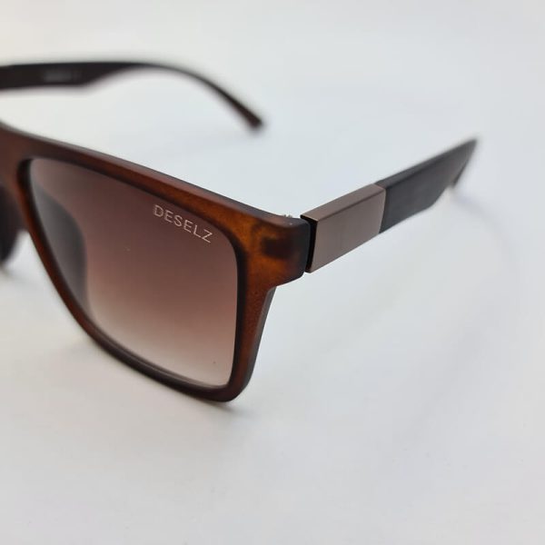 عکس از عینک آفتابی با فریم و عدسی قهوه ای رنگ و دسته چوبی دیزل مدل 98015