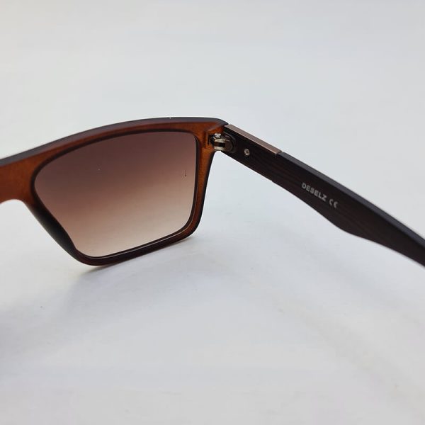 عکس از عینک آفتابی با فریم و عدسی قهوه ای رنگ و دسته چوبی دیزل مدل 98015