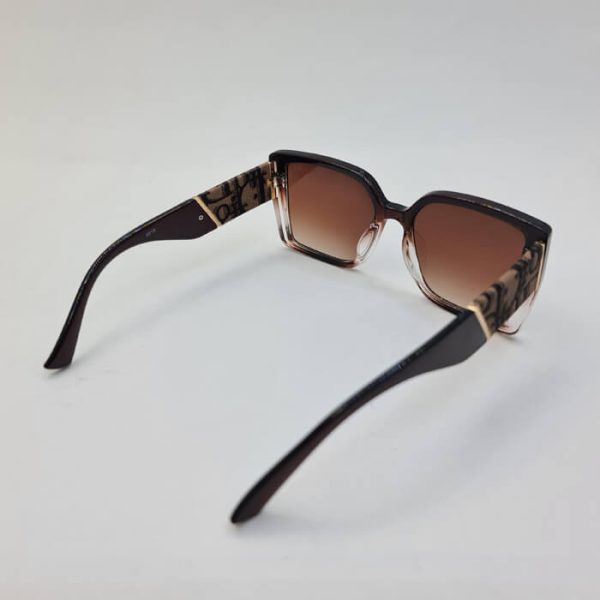 عکس از عینک آفتابی دیور زنانه با دسته طرح دار و فریم قهوه ای رنگ مدل 6818