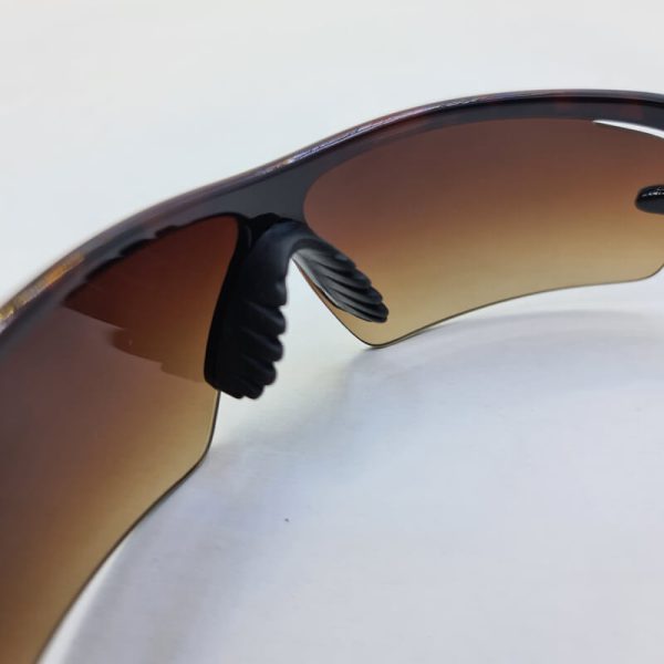 عکس از عینک ورزشی با فریم، دسته و عدسی قهوه ای رنگ مدل r0234a