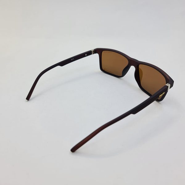 عکس از عینک آفتابی پلاریزه قهوه ای رنگ با فریم مستطیلی برند پلیس مدل 9474
