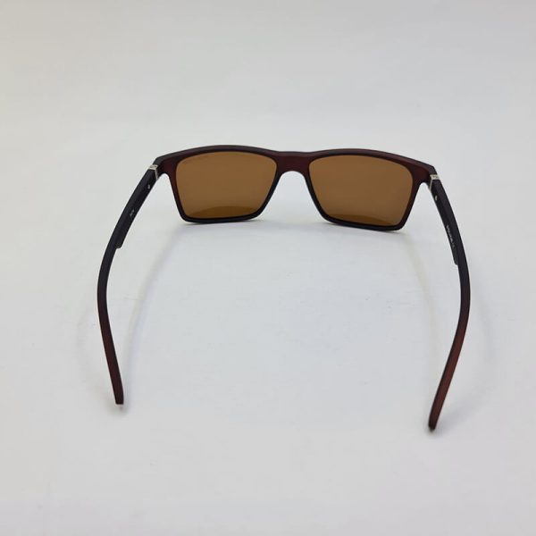 عکس از عینک آفتابی پلاریزه قهوه ای رنگ با فریم مستطیلی برند پلیس مدل 9474