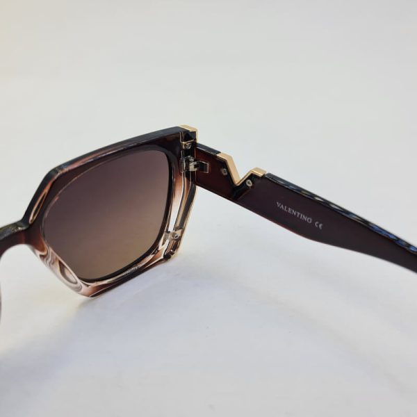 عکس از عینک آفتابی پلاریزه با فریم و دسته قهوه ای برند ولنتینو مدل vn58002