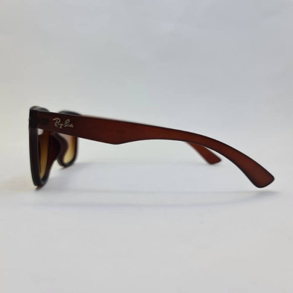 عکس از عینک آفتابی با فریم و عدسی قهوه ای رنگ برند ریبن مدل 4428