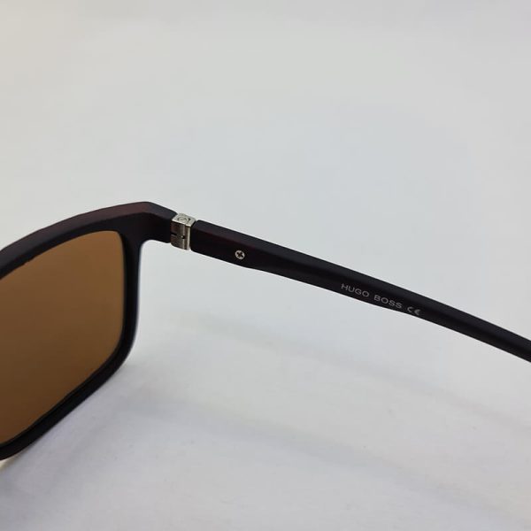 عکس از عینک آفتابی پلاریزه قهوه ای رنگ با فریم مستطیلی برند هوگو باس مدل 9529