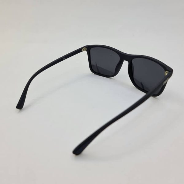 عکس از عینک آفتابی پلاریزه با فریم مشکی مات برند پرادا مدل 9554