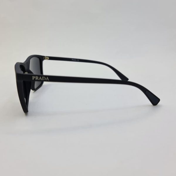 عکس از عینک آفتابی پلاریزه با فریم مشکی مات برند پرادا مدل 9554