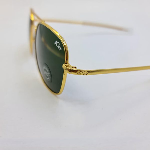 عکس از عینک آفتابی با شیشه نشکن برند ao با فریم فلزی طلایی و عدسی سبز مدل cao2