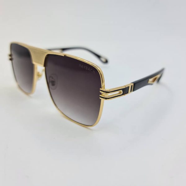 عکس از عینک آفتابی میباخ با فریم طلایی، پل بینی پهن و لنز قهوه ای مدل 2212