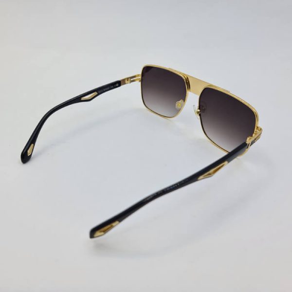 عکس از عینک آفتابی میباخ با فریم طلایی، پل بینی پهن و لنز قهوه ای مدل 2212
