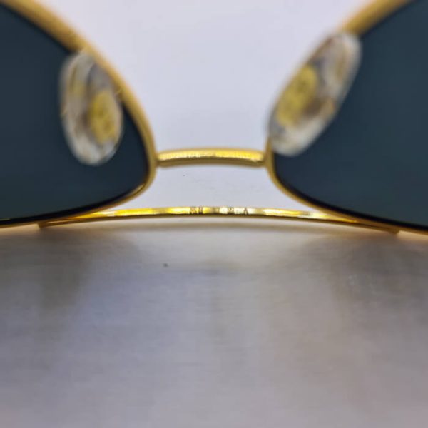 عکس از عینک آفتابی خلبانی ریبن با فریم طلایی و عدسی شیشه ای دودی و دسته فنری مدل rb8328