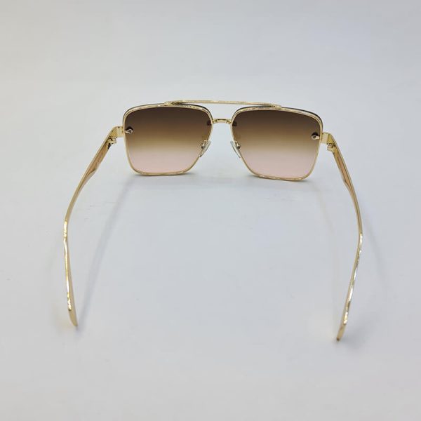 عکس از عینک آفتابی میباخ با فریم طلایی و مربعی و لنز قهوه ای تیره مدل bps620