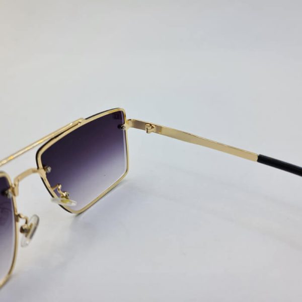 عکس از عینک آفتابی میباخ با فریم طلایی و عدسی مربعی شکل مدل 10473