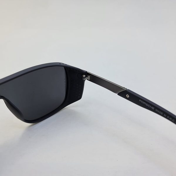 عکس از عینک آفتابی پلاریزه برند پورشه دیزاین با فریم طوسی و عدسی یکسره مدل p938
