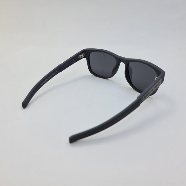 عکس از عینک آفتابی پولاریزه با فریم طوسی مات و عدسی دودی تیره برند پورشه مدل d22610p
