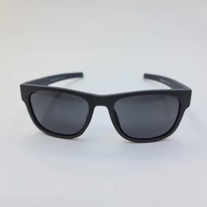 عکس از عینک آفتابی پولاریزه با فریم طوسی مات و عدسی دودی تیره برند پورشه مدل D22610P