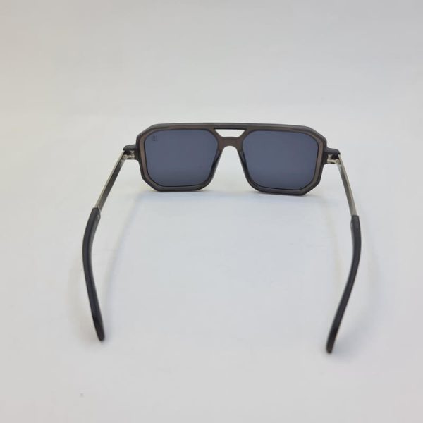 عکس از عینک آفتابی دیوید بکهام با فریم خاکستری رنگ و مربعی مدل d22845