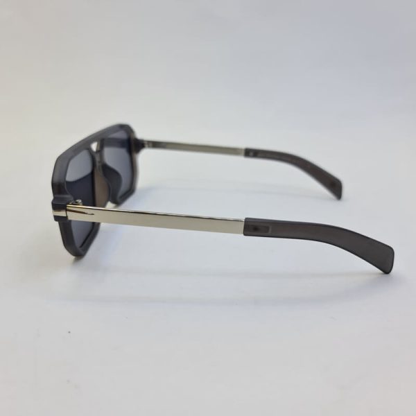 عکس از عینک آفتابی دیوید بکهام با فریم خاکستری رنگ و مربعی مدل d22845