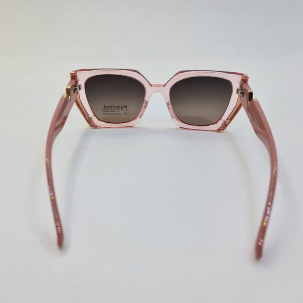 عکس از عینک آفتابی پلاریزه با فریم رنگ و دسته صورتی برند ولنتینو مدل vn58002