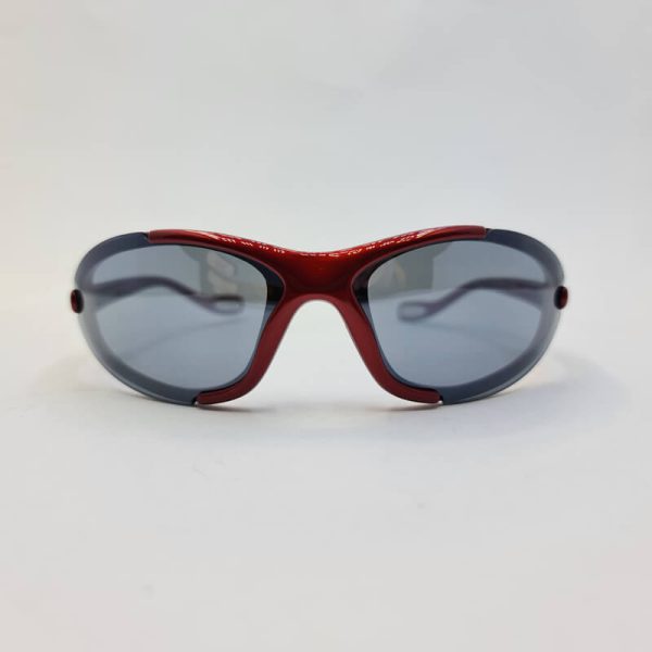 عکس از عینک ورزشی با فریم قرمز و عدسی دودی تیره مدل 102