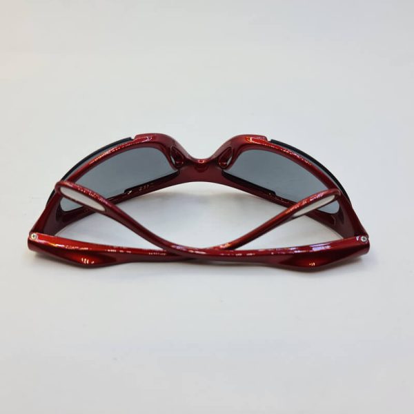عکس از عینک ورزشی با فریم قرمز و عدسی دودی تیره مدل 102