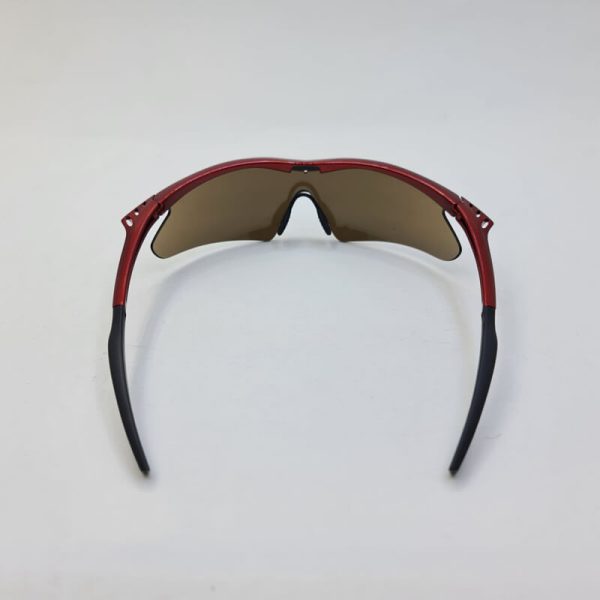 عکس از عینک ورزشی با فریم قرمز و عدسی آینه ای نقره ای رنگ مدل 100