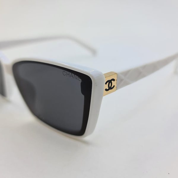 عکس از عینک آفتابی chanel با فریم سفید رنگ و عدسی تیره مدل d22938