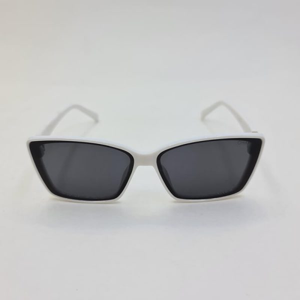 عکس از عینک آفتابی chanel با فریم سفید رنگ و عدسی تیره مدل d22938