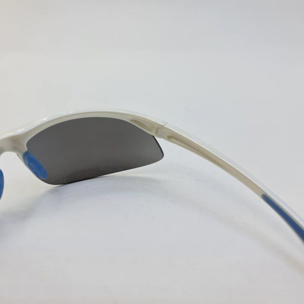 عکس از عینک ورزشی با فریم سفید رنگ و عدسی آینه ای آبی مدل sj283924
