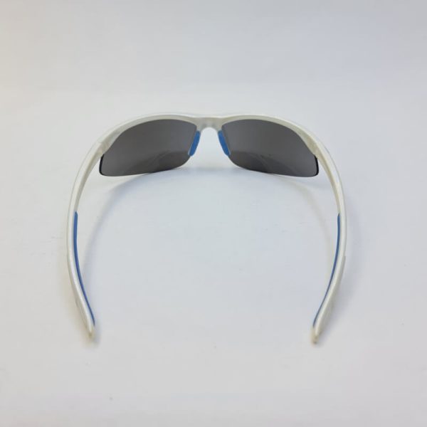 عکس از عینک ورزشی با فریم سفید رنگ و عدسی آینه ای آبی مدل sj283924