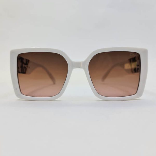 عکس از عینک آفتابی زنانه با دسته طرح دار و فریم سفید رنگ برند دیور مدل 6818