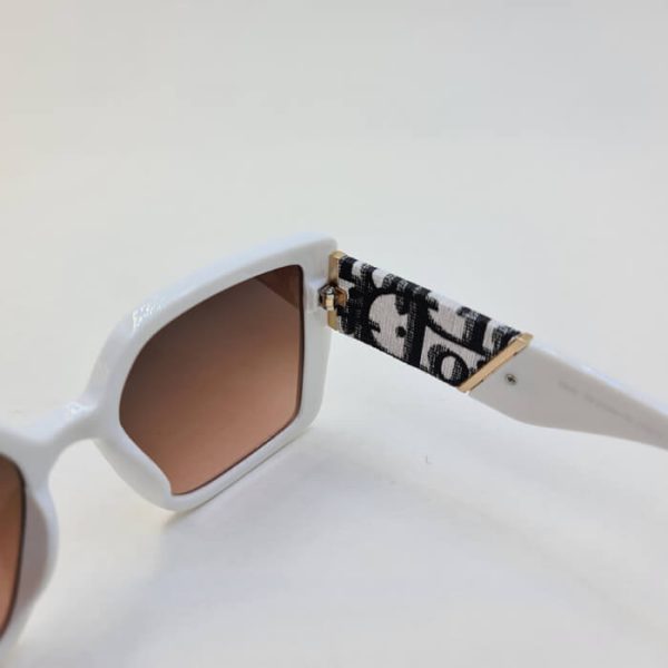 عکس از عینک آفتابی زنانه با دسته طرح دار و فریم سفید رنگ برند دیور مدل 6818