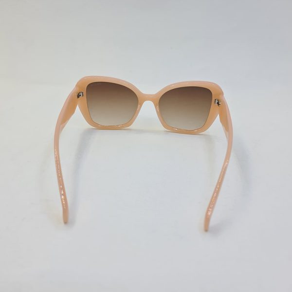 عکس از عینک آفتابی با فریم بژ و پروانه ای و دسته سه بعدی برند prada مدل d22909
