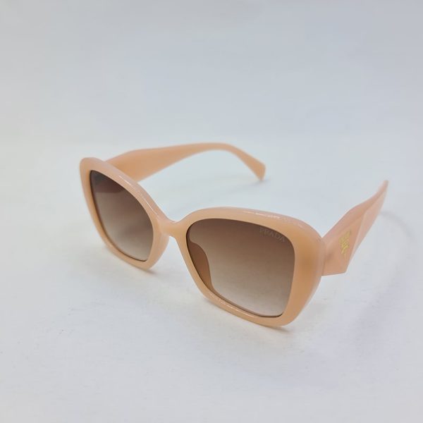 عکس از عینک آفتابی با فریم بژ و پروانه ای و دسته سه بعدی برند prada مدل d22909