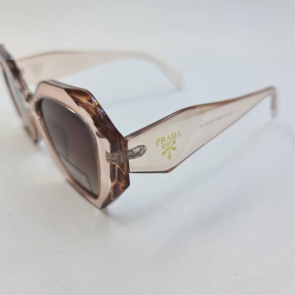 عکس از عینک آفتابی پلاریزه prada با دسته 3 بعدی و فریم رنگ بژ و شفاف مدل p8815